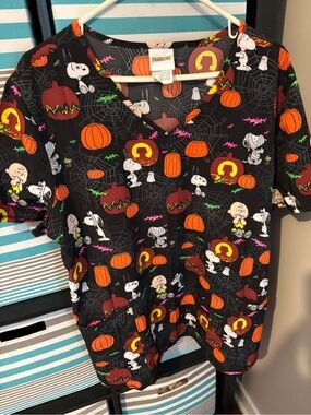 Peanuts Halloween Scrub Top in Black & Orange